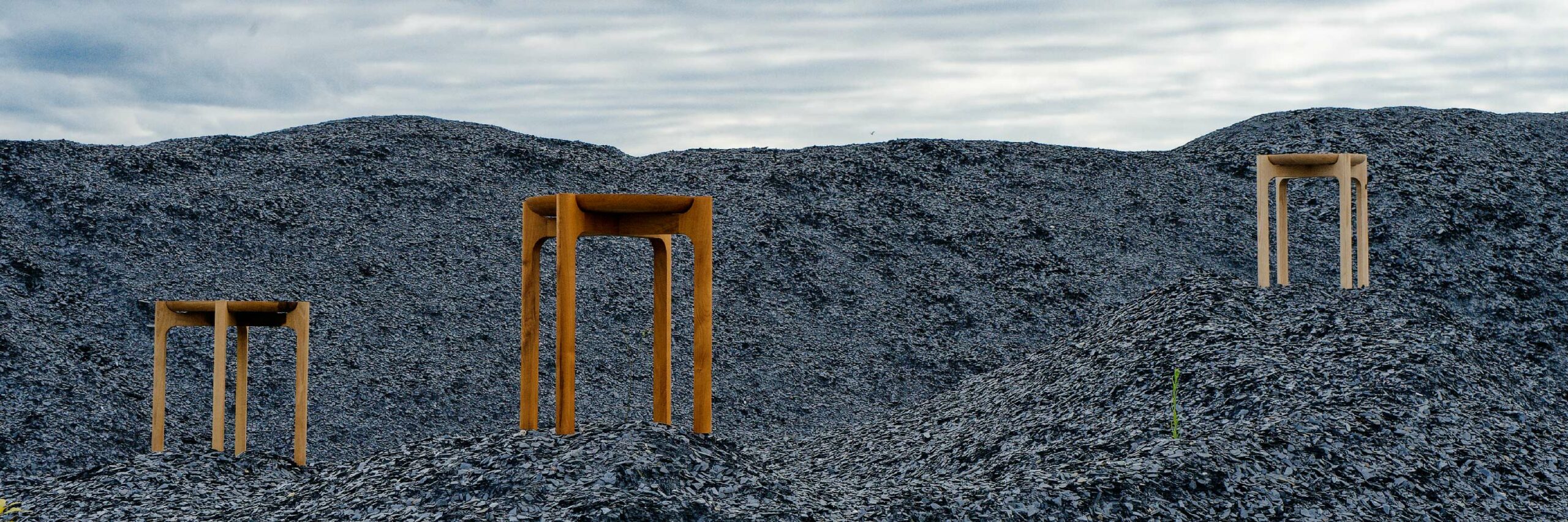 PHILOSOPHIE Trio de tabourets en frêne, merisier et noyer