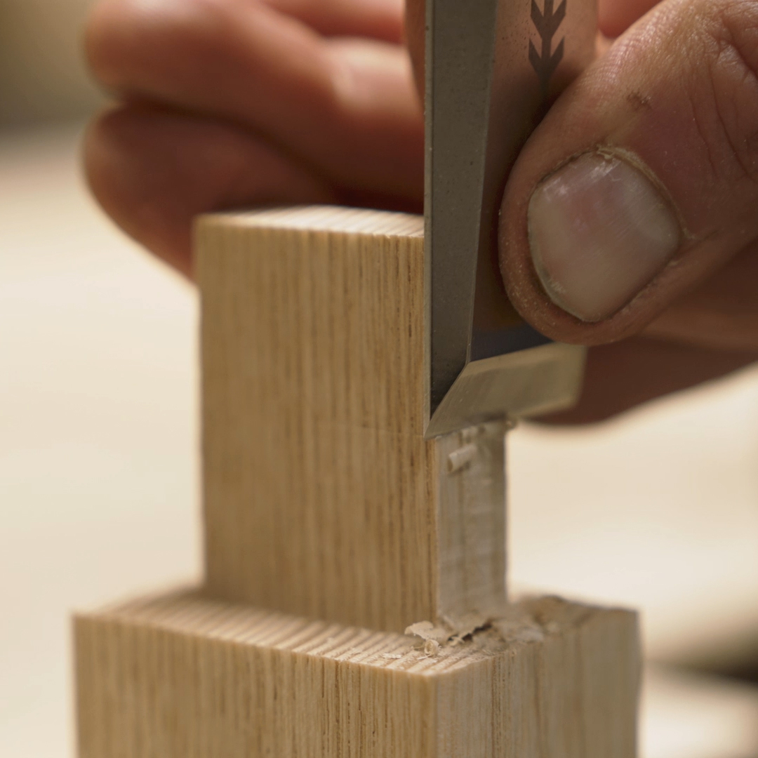 TRANSMISSION Travail du bois avec un ciseau à bois
