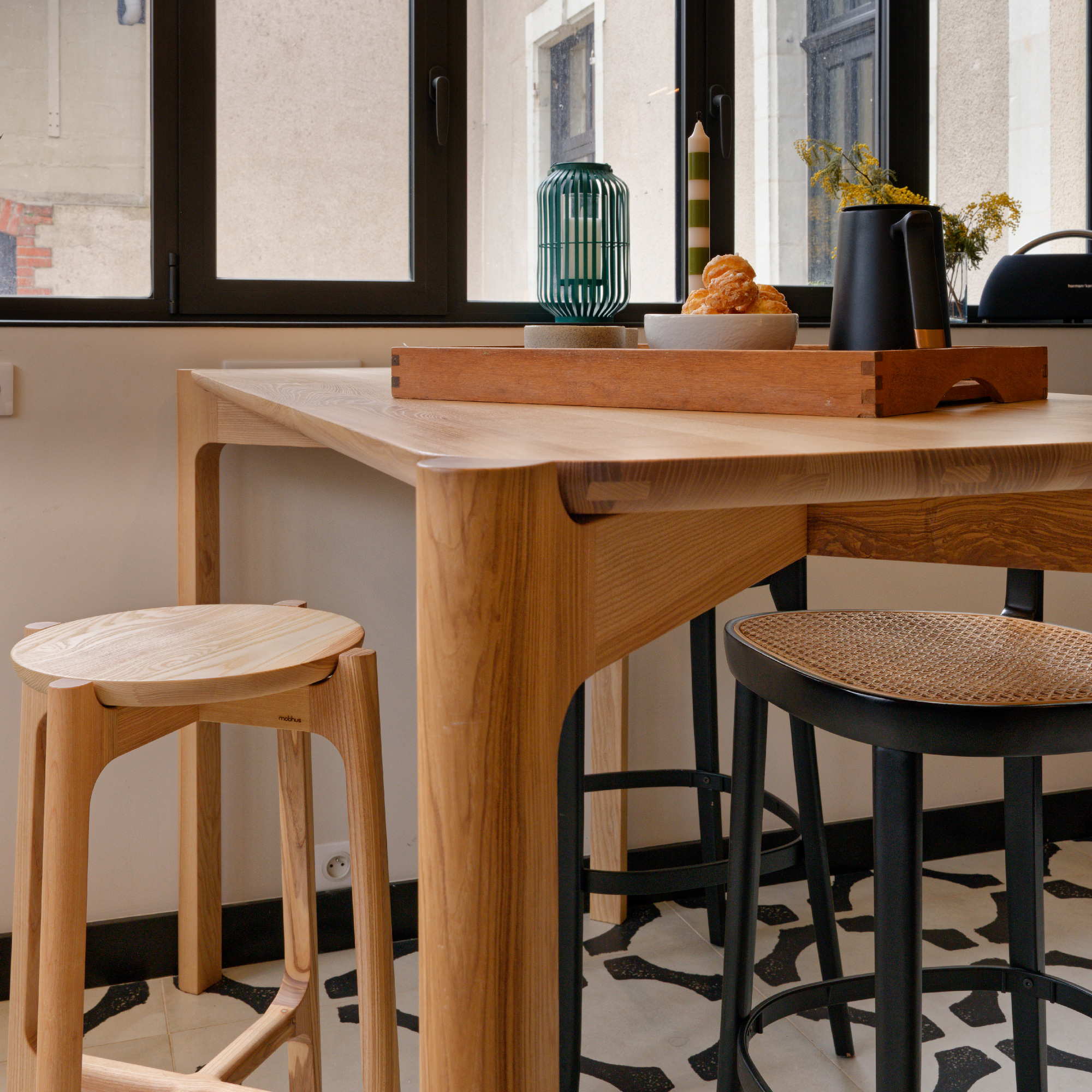 SUR-MESURE Table à manger haute mobhus dans une cuisine en frêne massif huilée