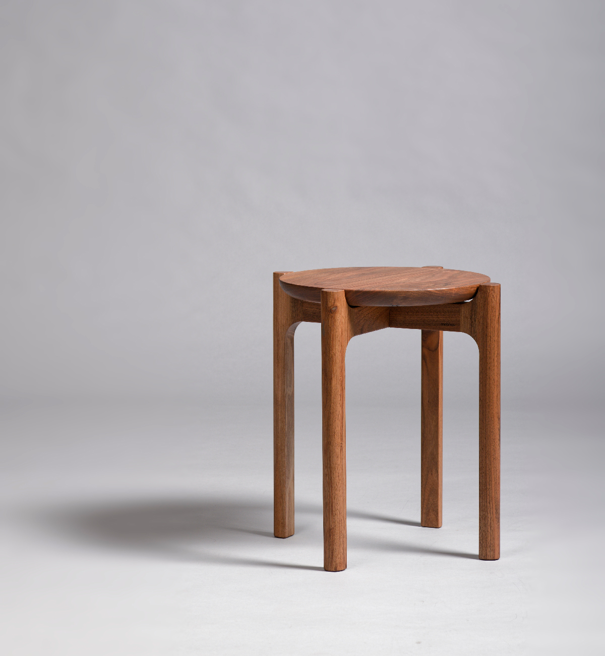 TABOURET-EN-NOYER Tabouret en noyer